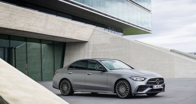 Mercedes bắt đầu nhận cọc C-Class 2022, giá bán tăng nhẹ nhưng vẫn rẻ hơn BMW 3-Series
